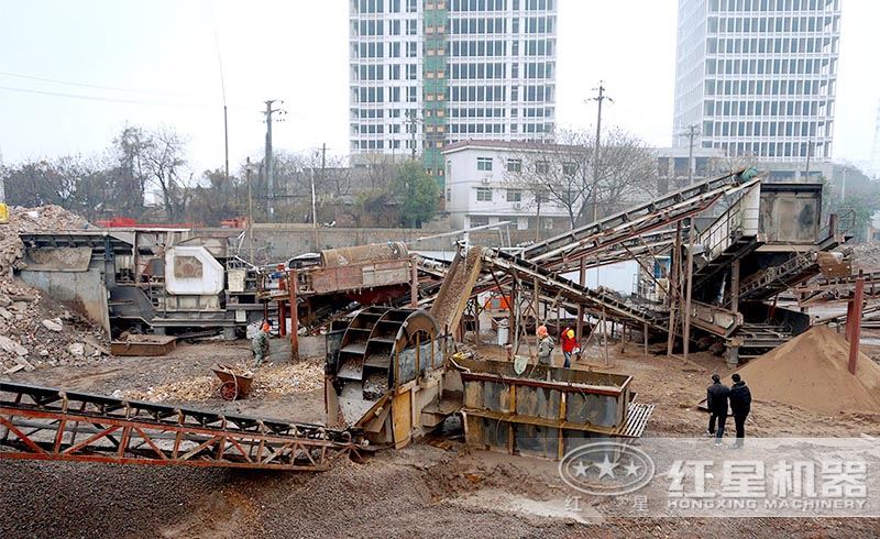 kaiyun用户移动式建筑垃圾破碎现场