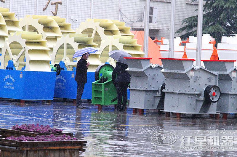 客户冒雨来厂参观