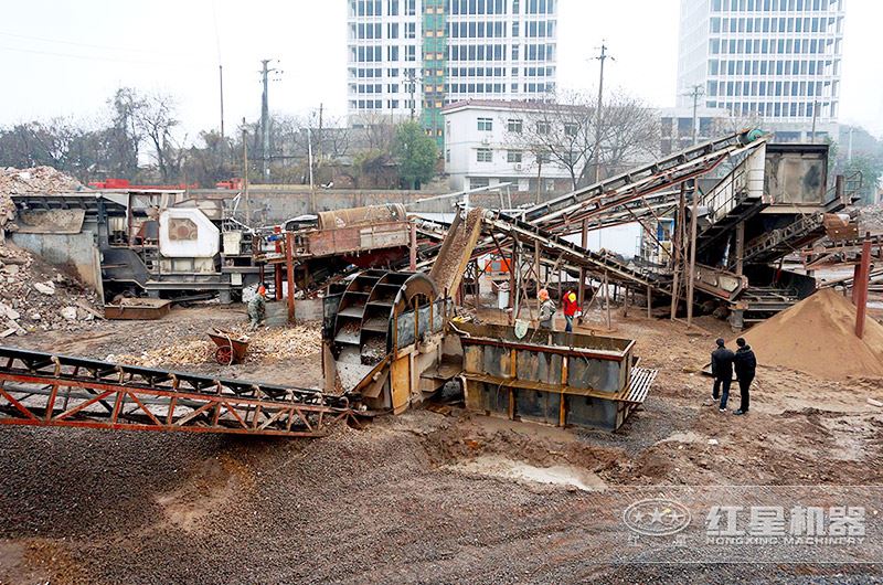 移动破碎机处理建筑垃圾现场